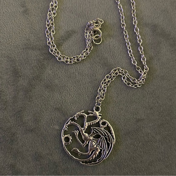 Game of Thrones Targaryen Sigil 3 Headed Dragon Metal Pendant with Necklace - Picture 8 of 9
